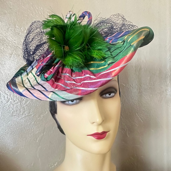 FESTIVE 1940s' MULTICOLORED TAFFETA TILT HAT + FEATHER 
